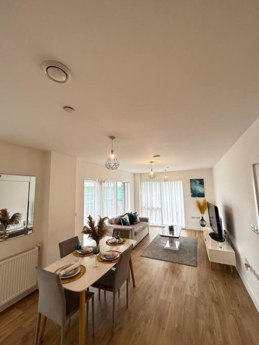Contemporary Urban Retreat, 2-Bedroom Haven By London City Airport Londres Exterior foto