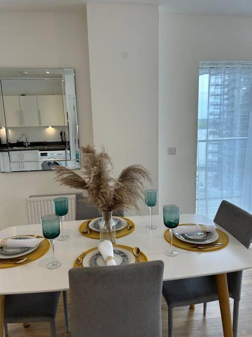 Contemporary Urban Retreat, 2-Bedroom Haven By London City Airport Londres Exterior foto
