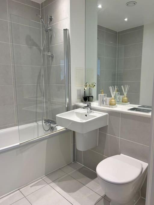 Contemporary Urban Retreat, 2-Bedroom Haven By London City Airport Londres Exterior foto