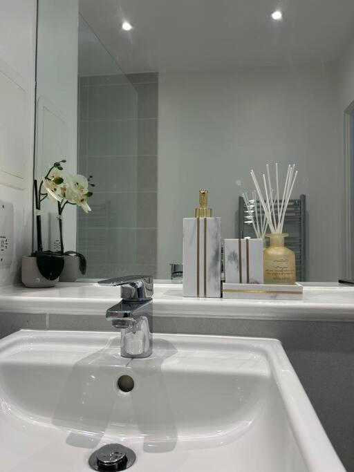 Contemporary Urban Retreat, 2-Bedroom Haven By London City Airport Londres Exterior foto