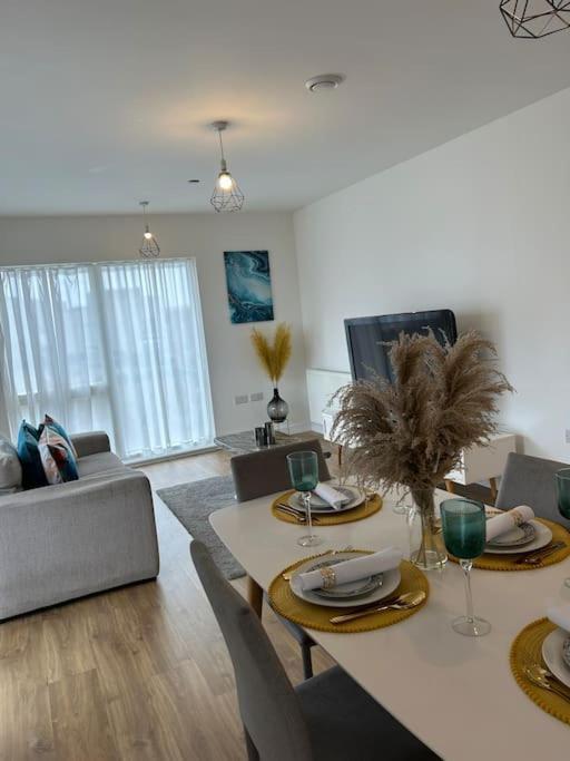 Contemporary Urban Retreat, 2-Bedroom Haven By London City Airport Londres Exterior foto