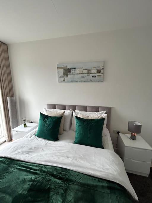 Contemporary Urban Retreat, 2-Bedroom Haven By London City Airport Londres Exterior foto