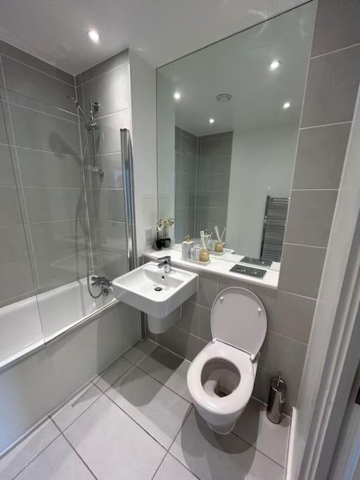 Contemporary Urban Retreat, 2-Bedroom Haven By London City Airport Londres Exterior foto