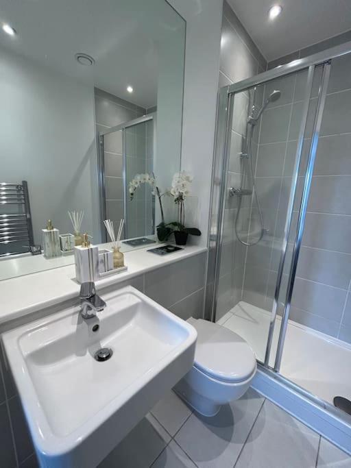 Contemporary Urban Retreat, 2-Bedroom Haven By London City Airport Londres Exterior foto
