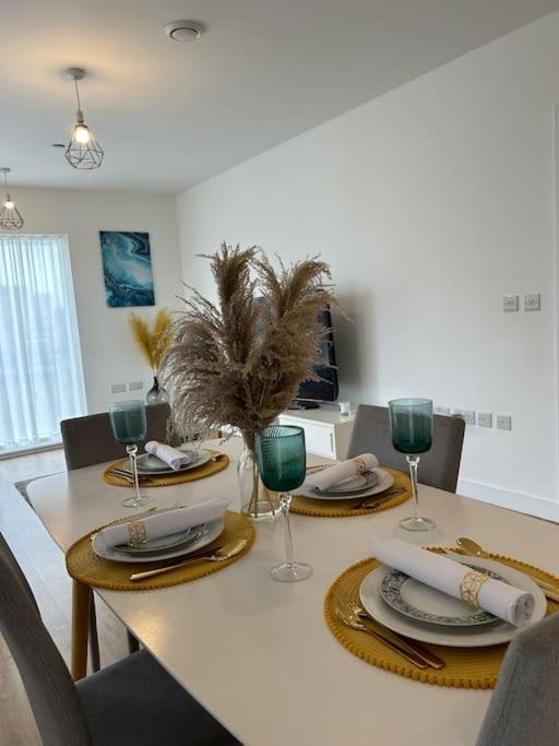 Contemporary Urban Retreat, 2-Bedroom Haven By London City Airport Londres Exterior foto