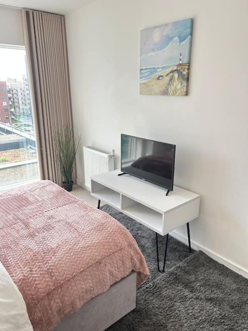 Contemporary Urban Retreat, 2-Bedroom Haven By London City Airport Londres Exterior foto