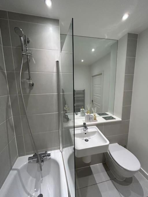 Contemporary Urban Retreat, 2-Bedroom Haven By London City Airport Londres Exterior foto