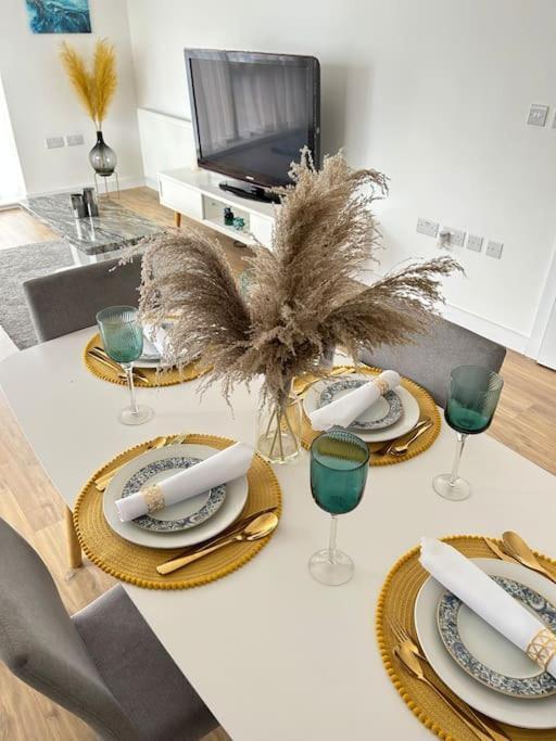 Contemporary Urban Retreat, 2-Bedroom Haven By London City Airport Londres Exterior foto