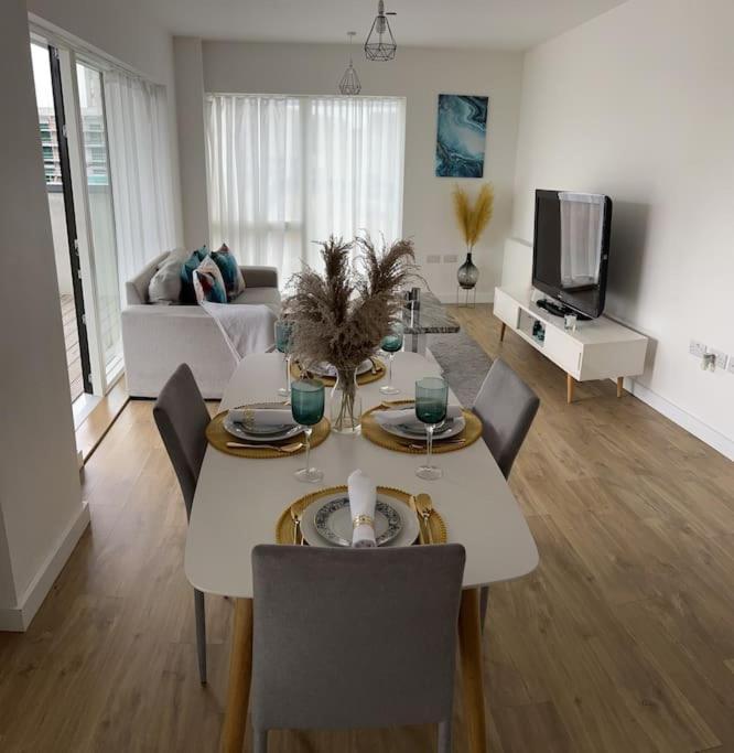 Contemporary Urban Retreat, 2-Bedroom Haven By London City Airport Londres Exterior foto