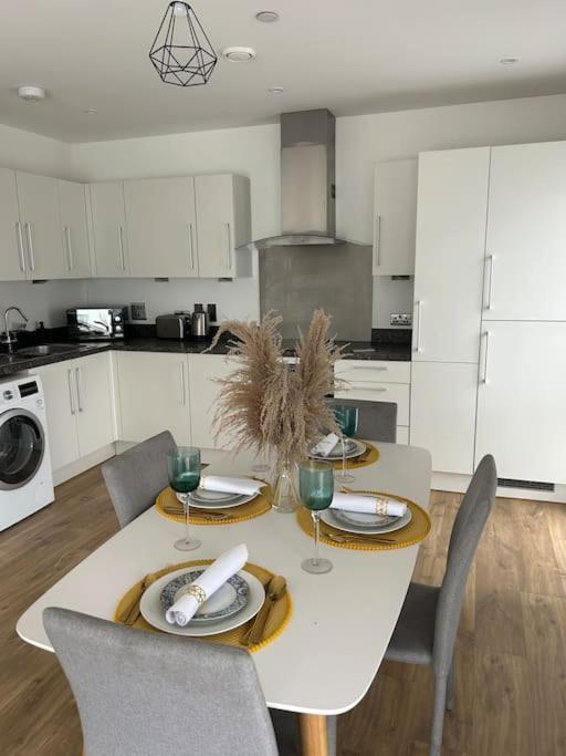 Contemporary Urban Retreat, 2-Bedroom Haven By London City Airport Londres Exterior foto