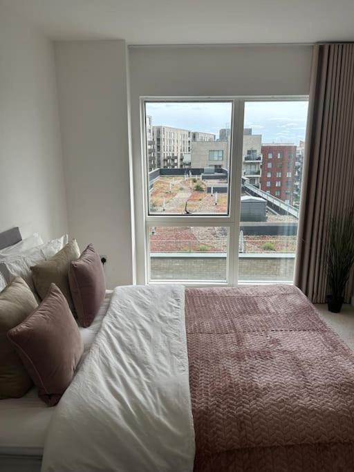 Contemporary Urban Retreat, 2-Bedroom Haven By London City Airport Londres Exterior foto